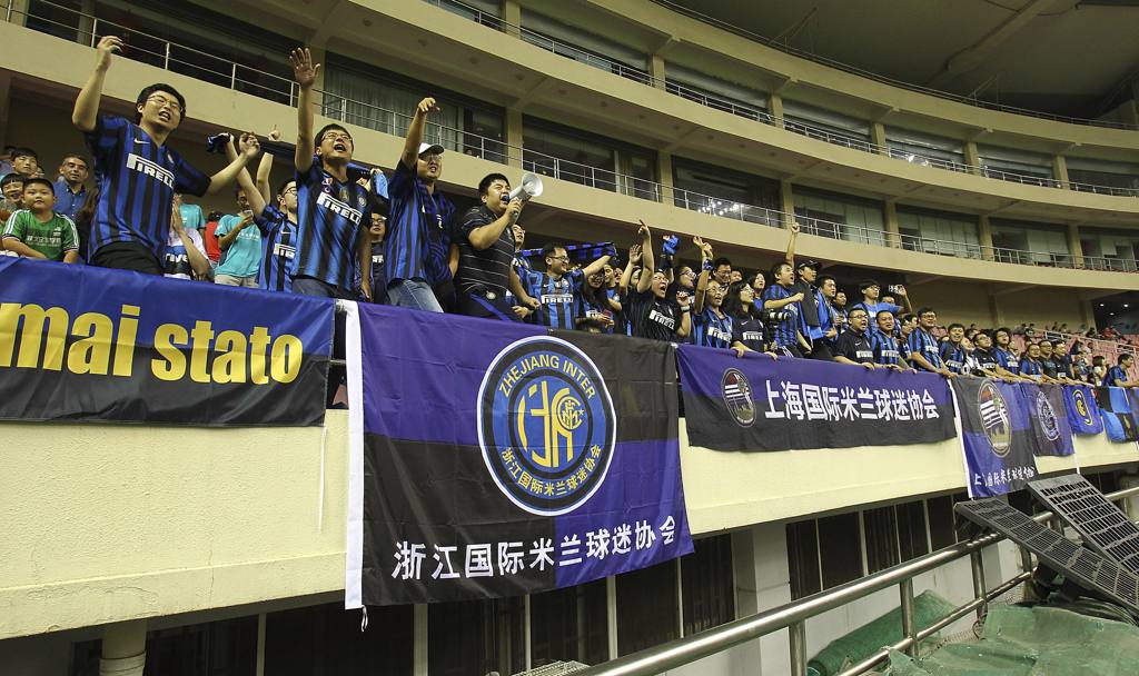 Shanghai, Cina: tifosi interisti alla Winning League International Legends Championship, per il match di vecchie glorie tra l&#39;Inter Forever e il Real Madrid (Getty Images)